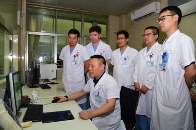 濟寧市一院神經內科介入小組 有一群守護腦血管的“鉛衣人”